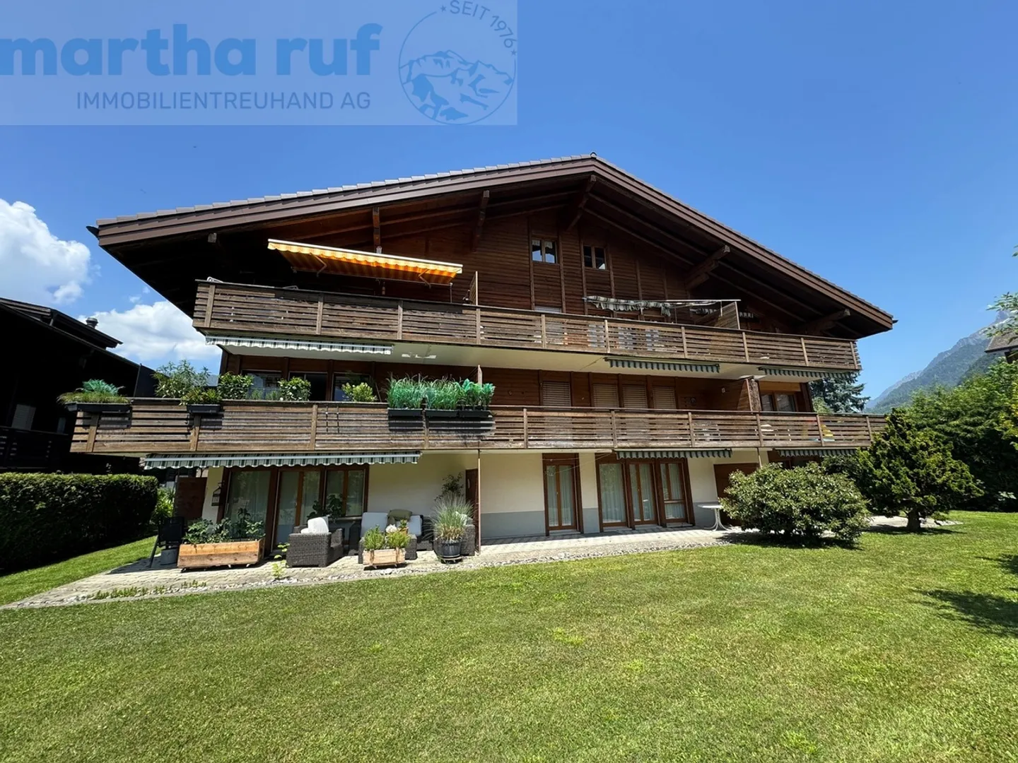Quiet and modern 2.5-room apartment on the upper floor with views of the Jungfrau - Photo 1 of 11