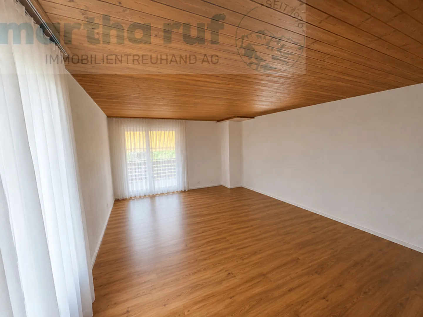 Quiet and modern 2.5-room apartment on the upper floor with views of the Jungfrau - Photo 2 of 11