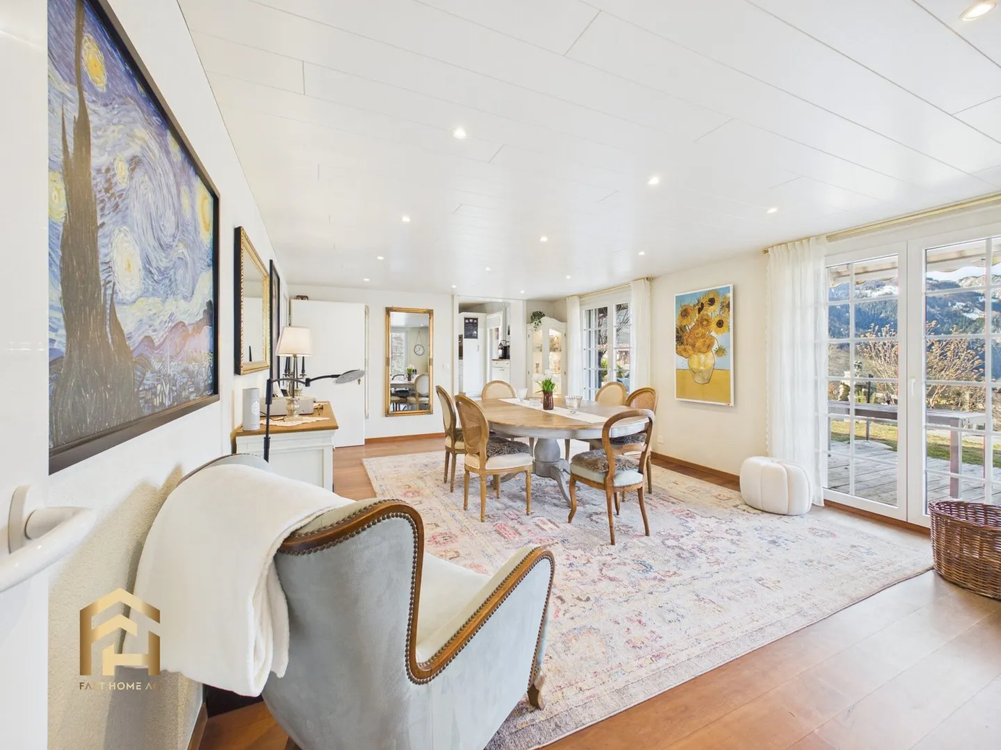 Historic residential house with plenty of space and panoramic views - Photo 3 of 13