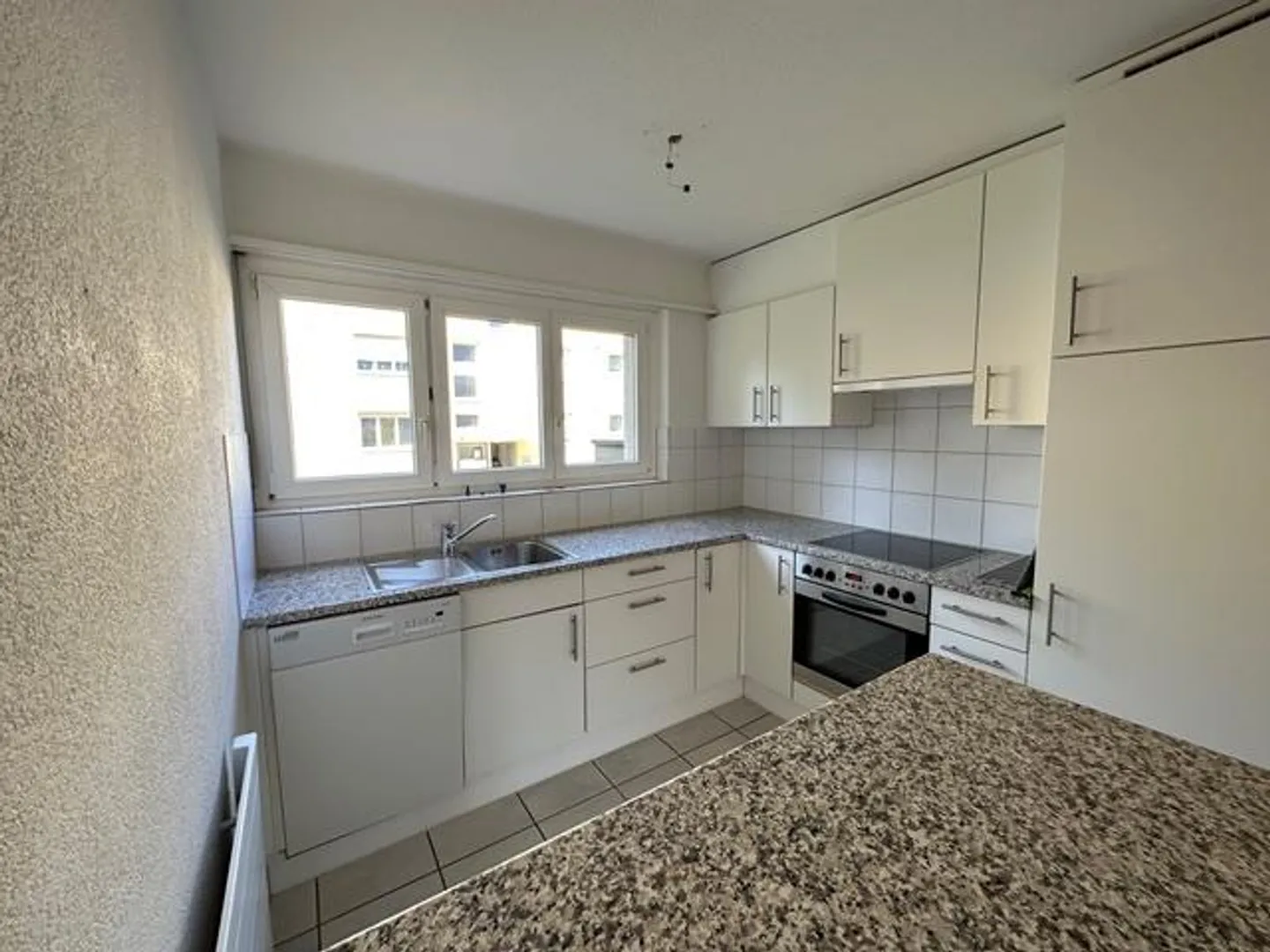 Appartement lumineux et spacieux de 4,5 pièces dans le meilleur emplacement - Photo 3 sur 15