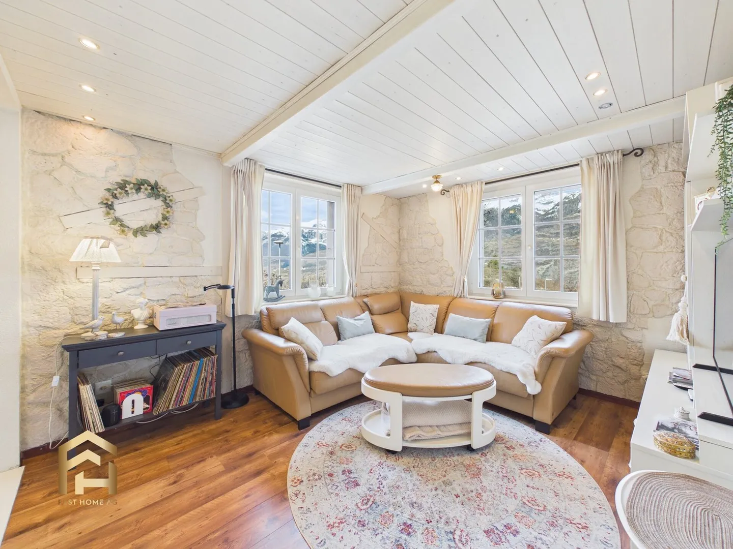 Historic residential house with plenty of space and panoramic views - Photo 7 of 13