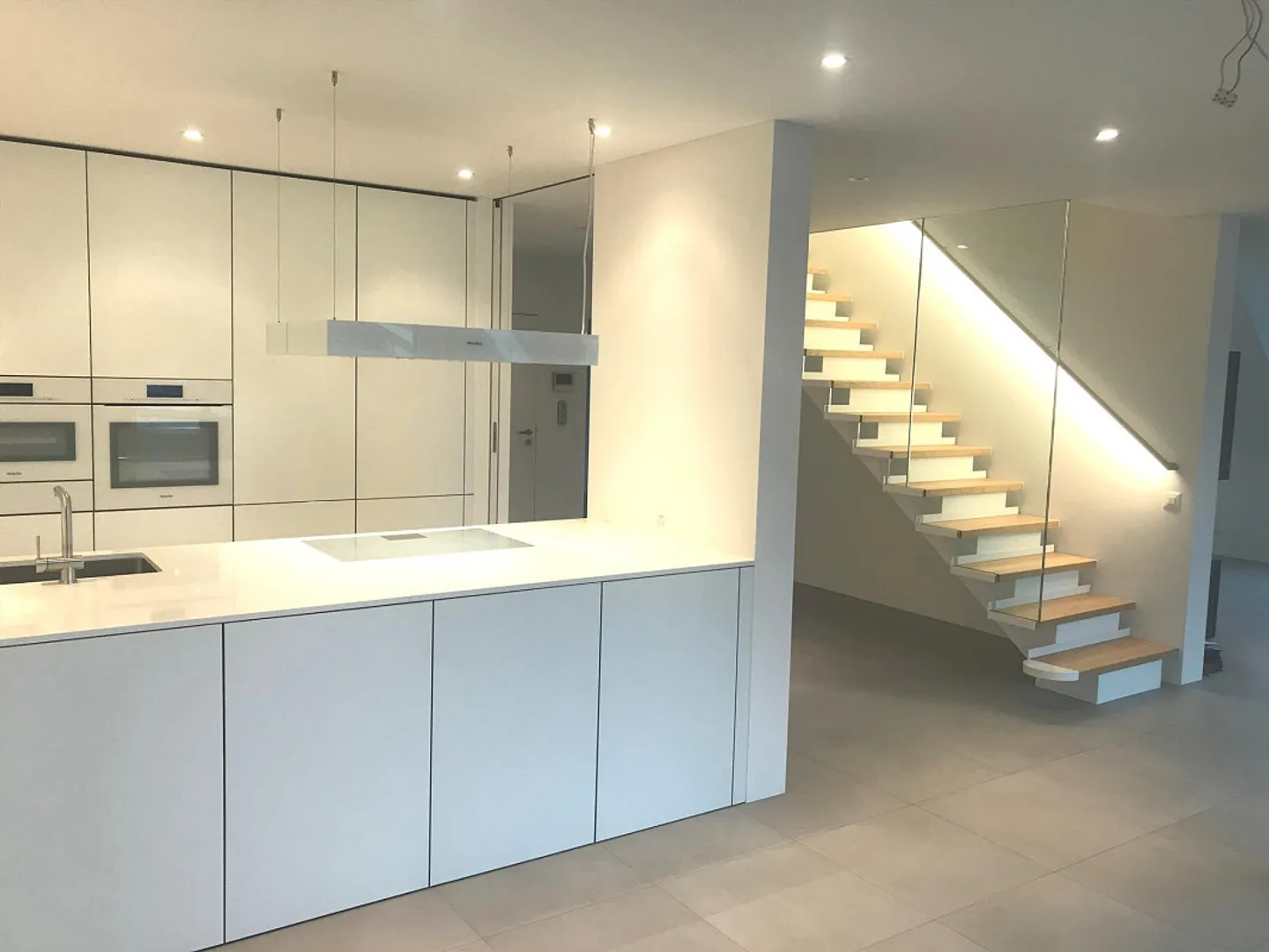 Modern penthouse apartment with approx. 182 m2 in a sought-after residential area in Riehen/BS - Photo 3 of 10
