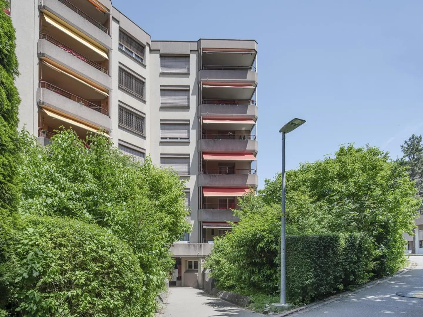 Vivre contemporain dans un quartier urbain animé - Photo 1 sur 11