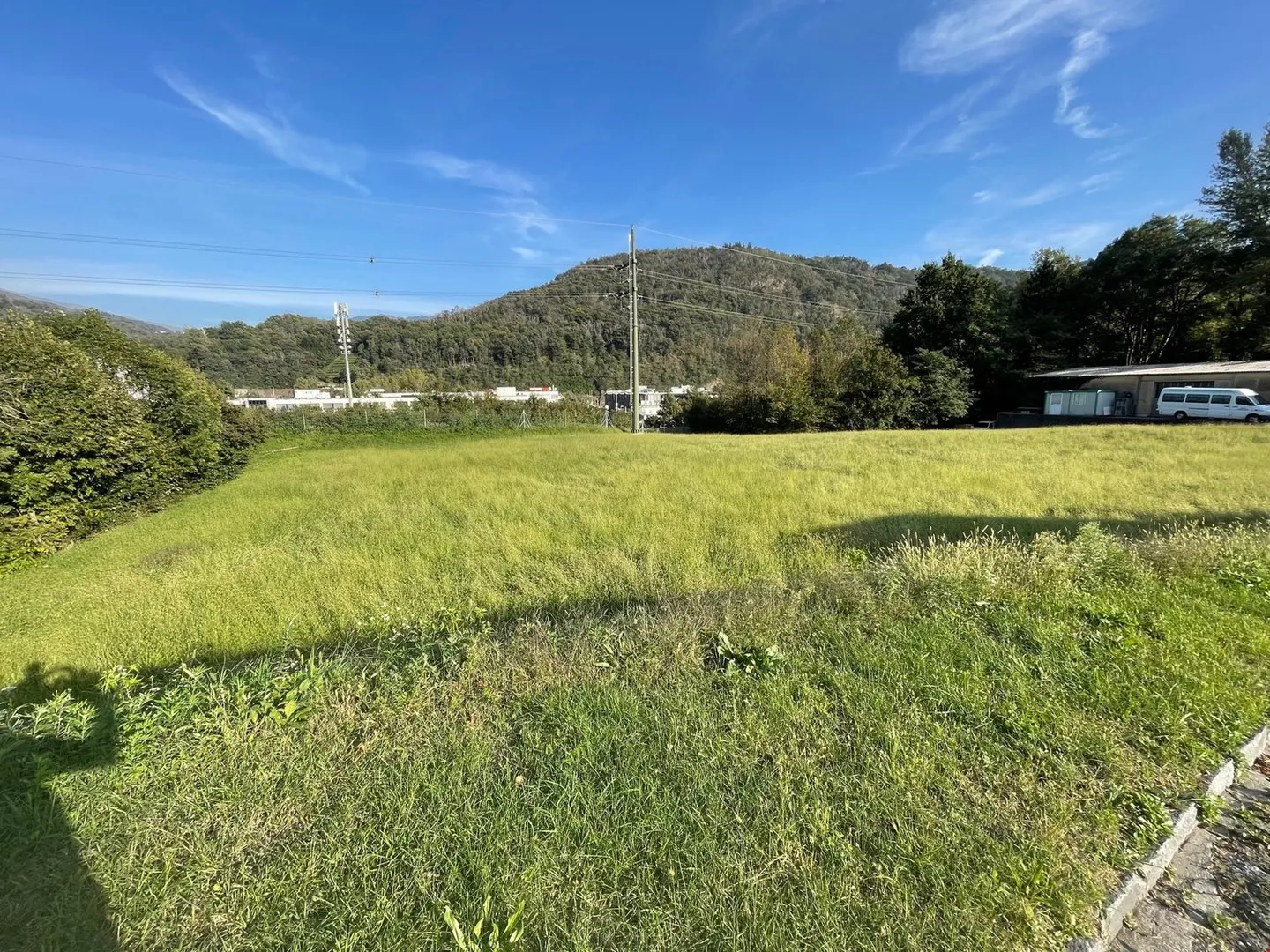 Beau terrain à bâtir dans un emplacement confortable et stratégique - Photo 2 sur 5