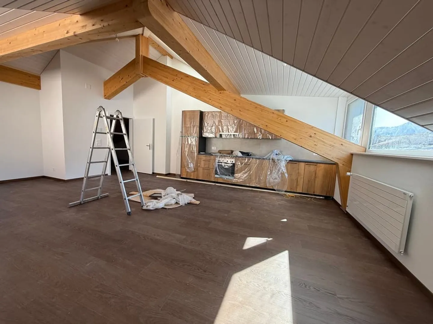 Grand studio neuf - Photo 1 sur 4