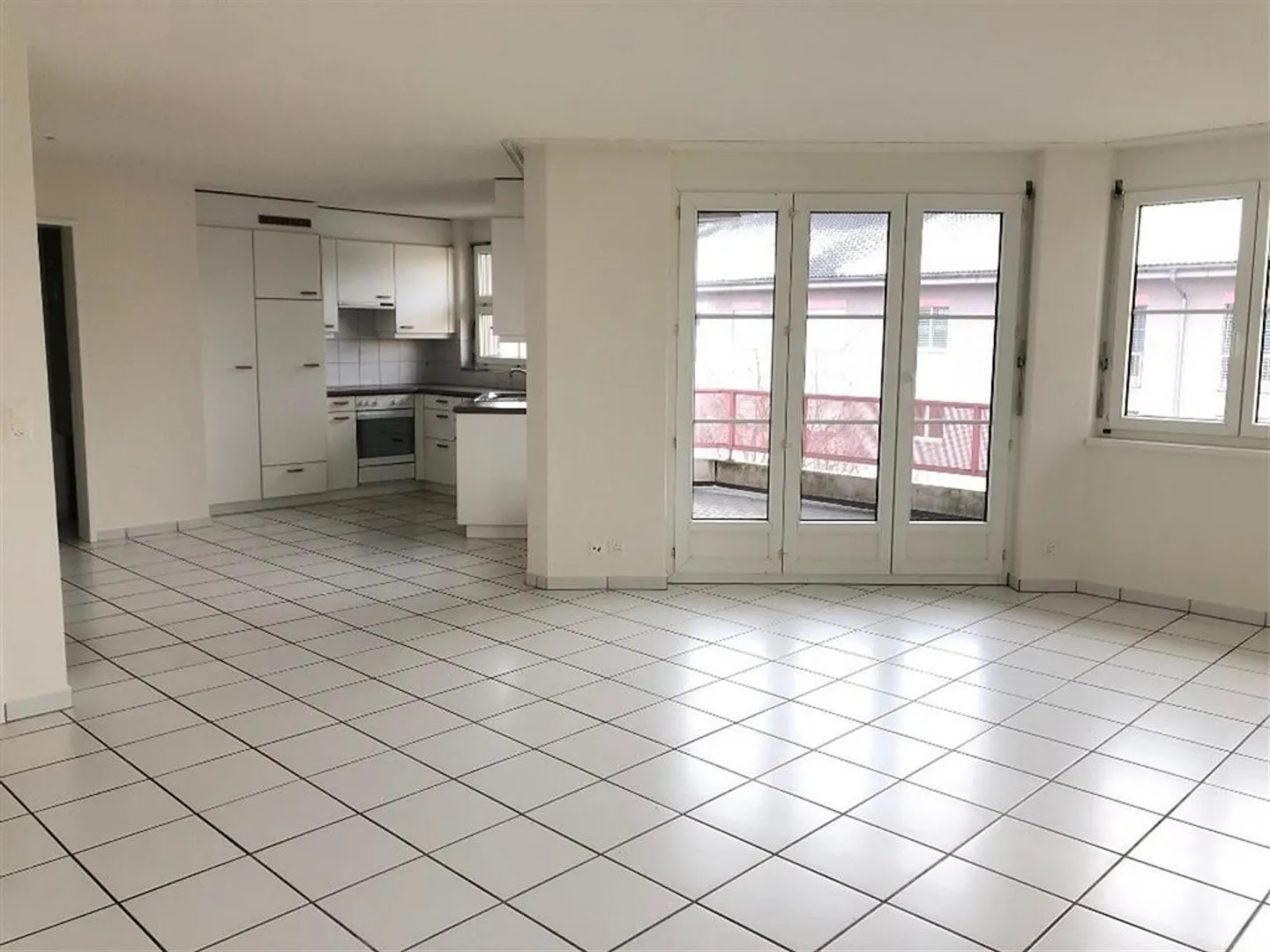 Appartamento luminoso in un'area residenziale ben tenuta - Foto 3 di 10