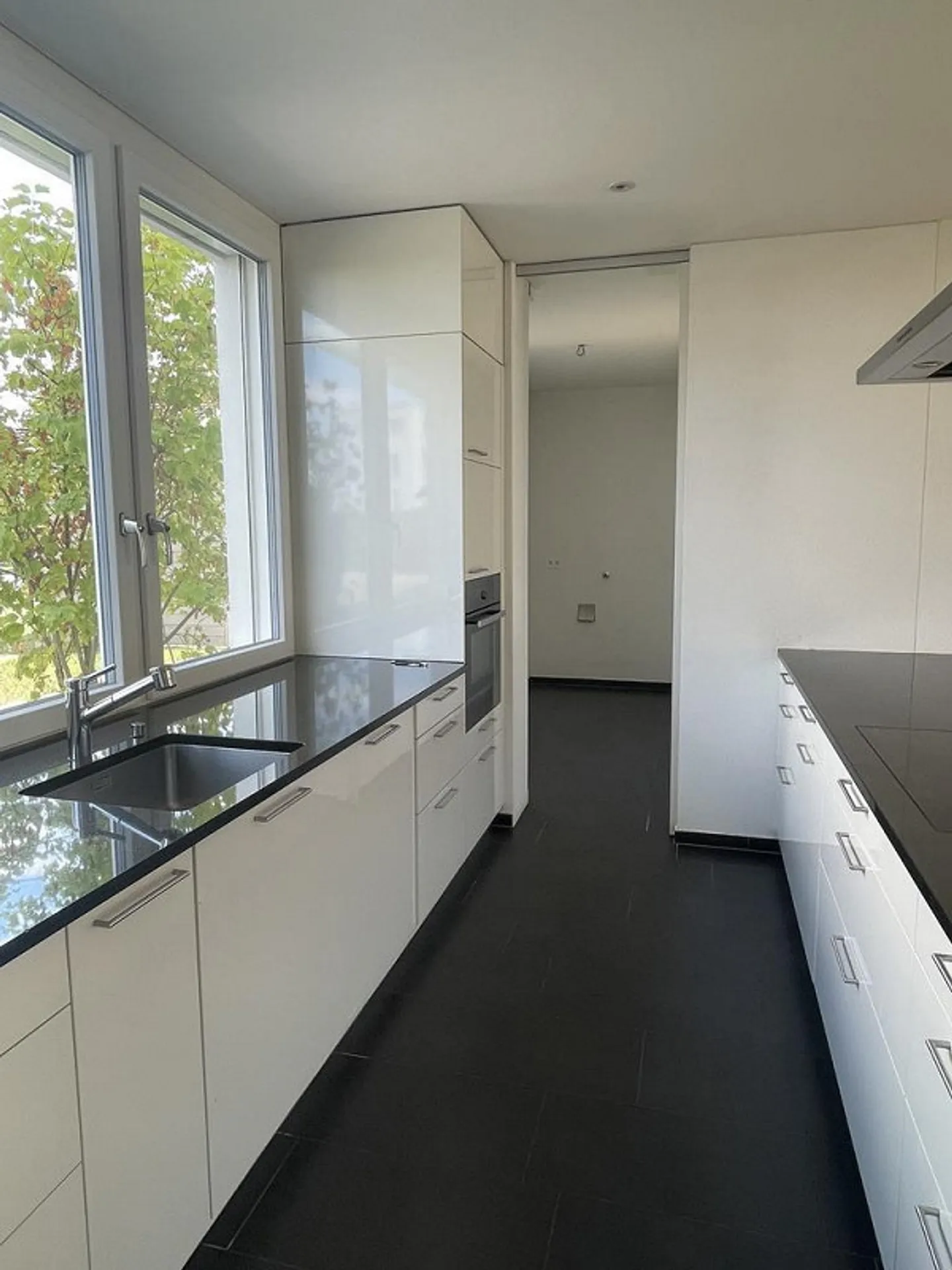 Appartement en rez-de-chaussée ensoleillé à louer - Photo 2 sur 9