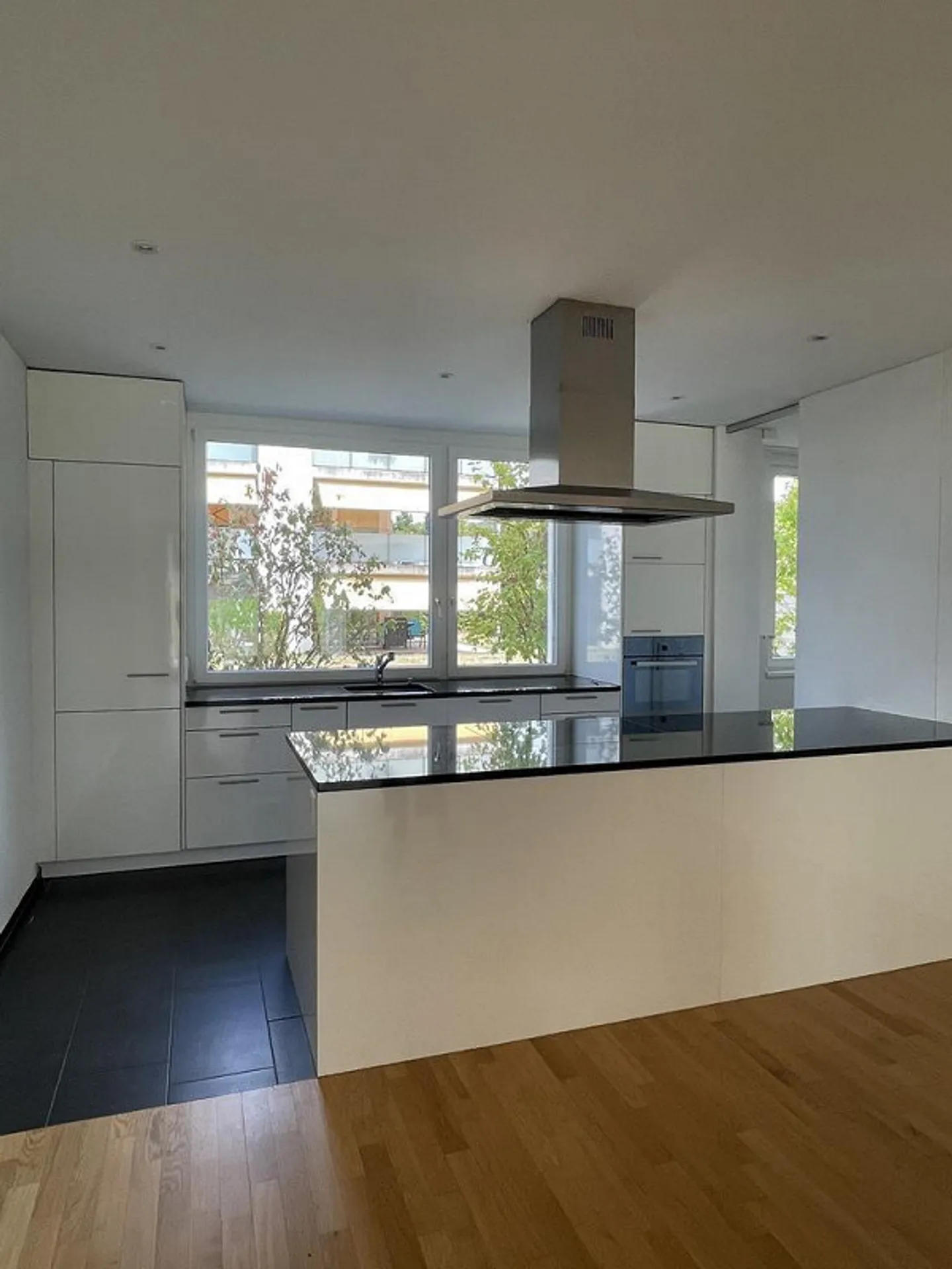Appartement en rez-de-chaussée ensoleillé à louer - Photo 3 sur 9