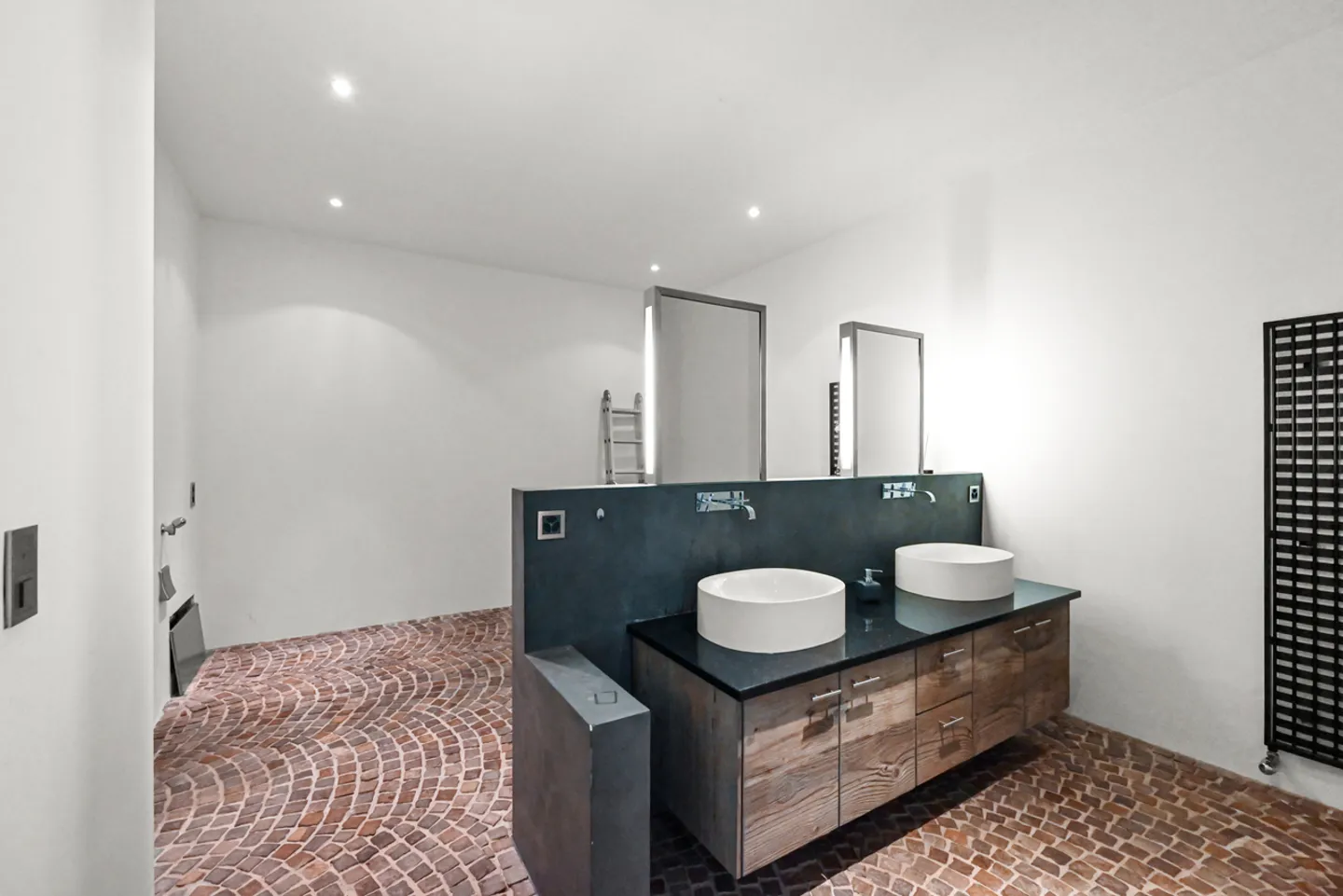 MONTREUX - ADMINISTRATIVE AREA OF 300 M2 - Photo 7 of 11