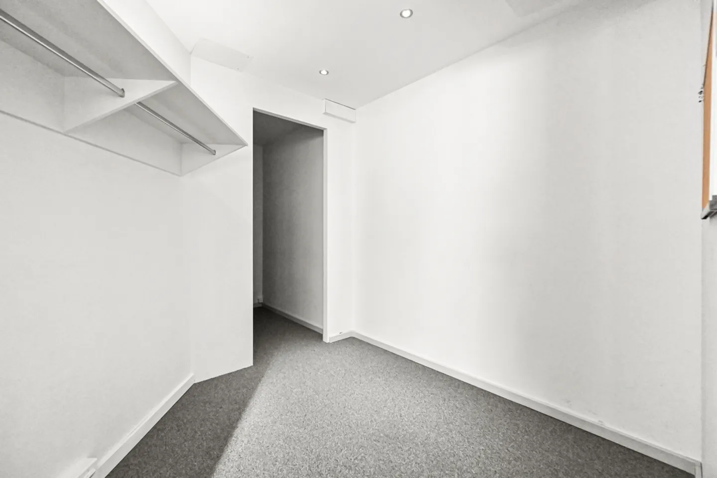 MONTREUX - ADMINISTRATIVE AREA OF 300 M2 - Photo 10 of 11