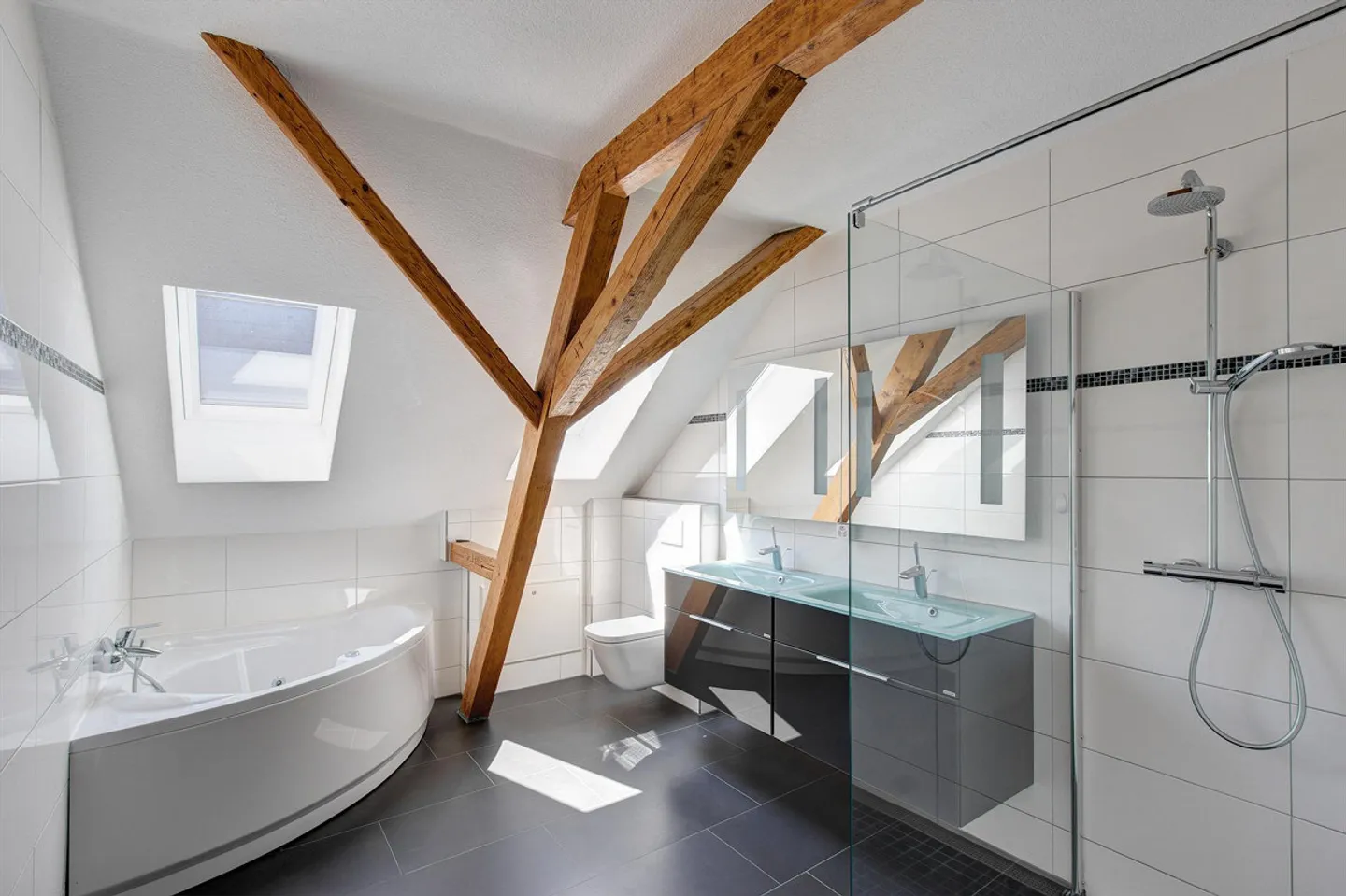 Helle Dachwohnung mit Stil - Foto 1 von 6