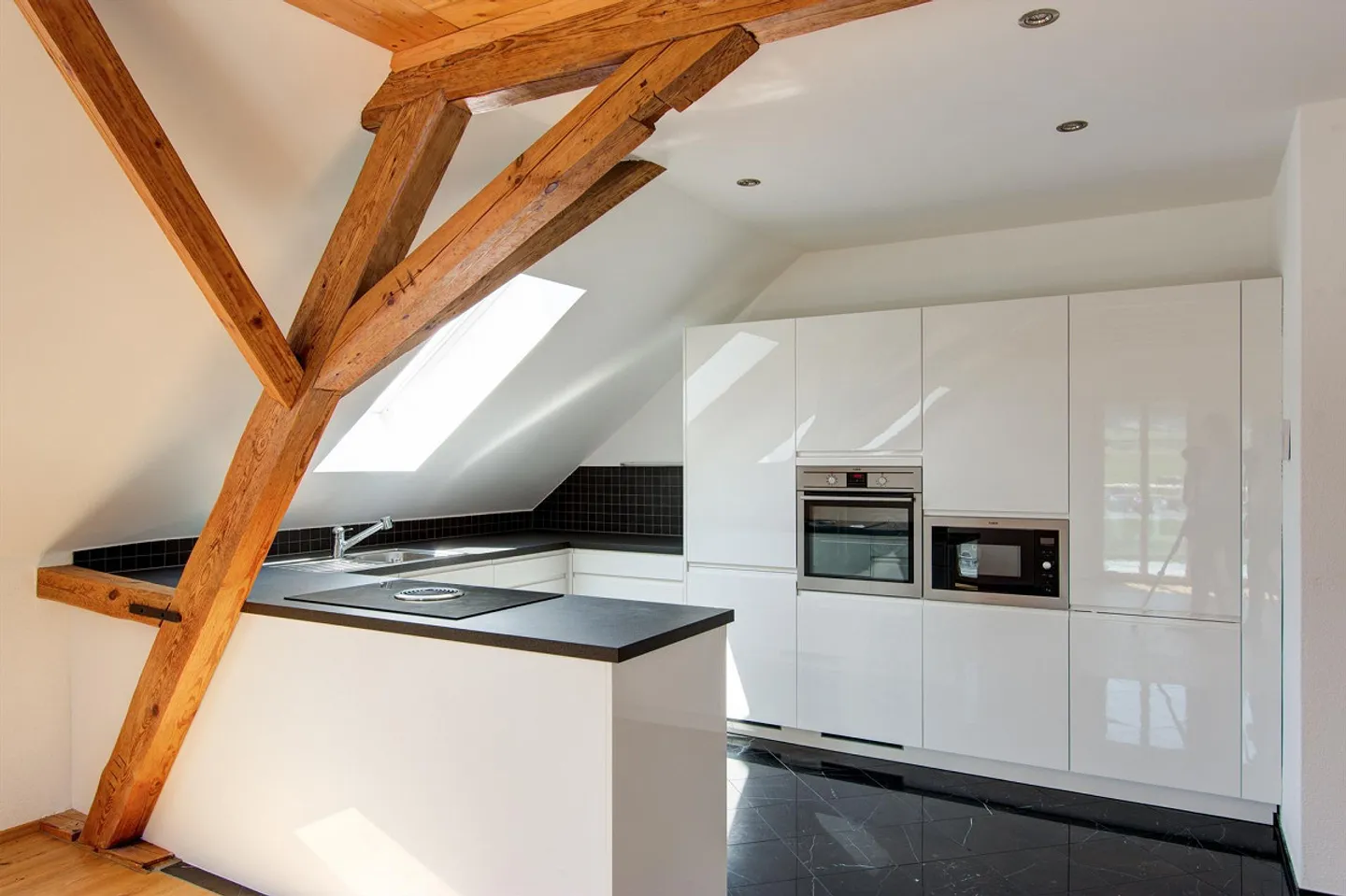 Helle Dachwohnung mit Stil - Foto 2 von 6