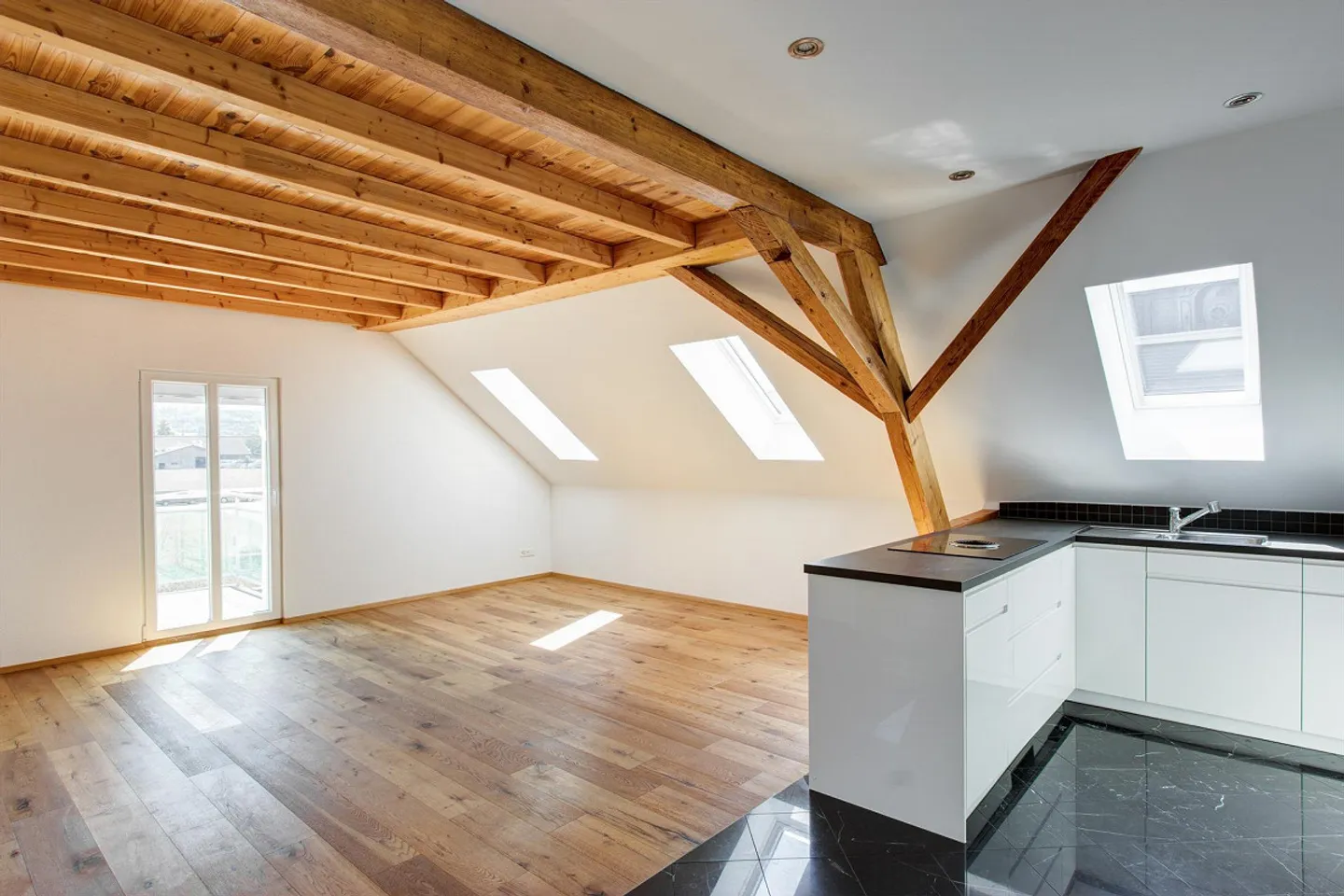 Helle Dachwohnung mit Stil - Foto 3 von 6