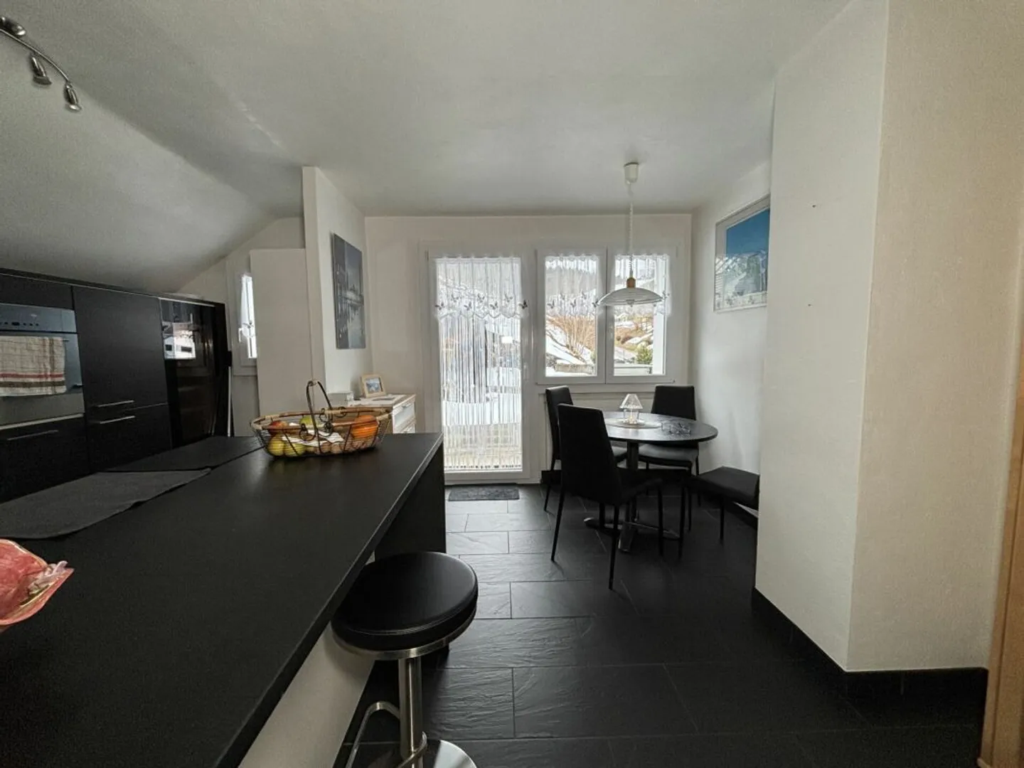 Beautiful family house with 6 large garages - Photo 5 of 19