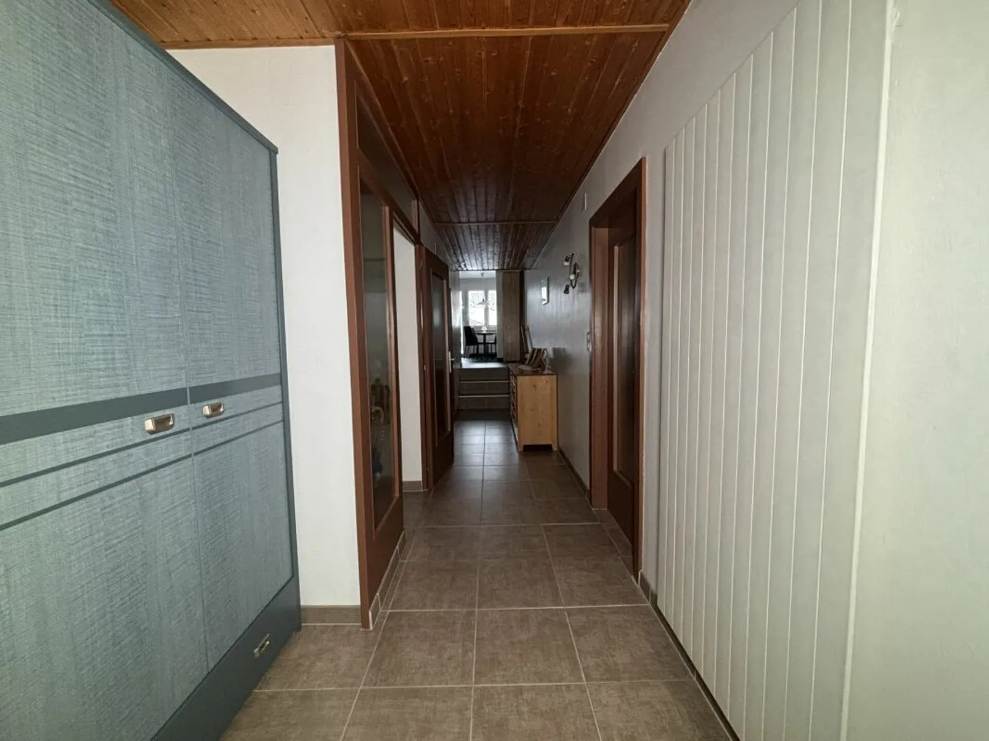 Beautiful family house with 6 large garages - Photo 8 of 19