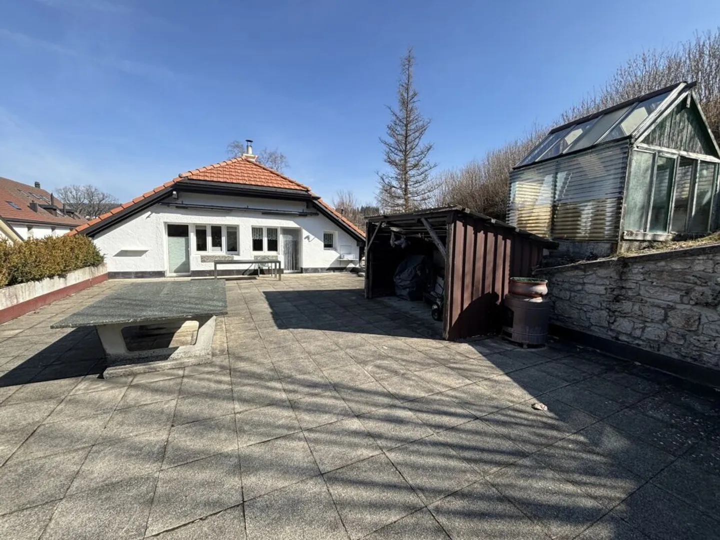 Beautiful family house with 6 large garages - Photo 19 of 19