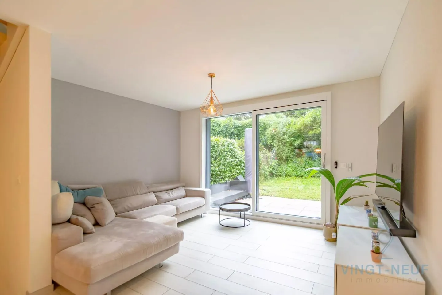 Idéal pour une famille - Maison HPE de 5 pièces avec jardin - Photo 3 sur 13