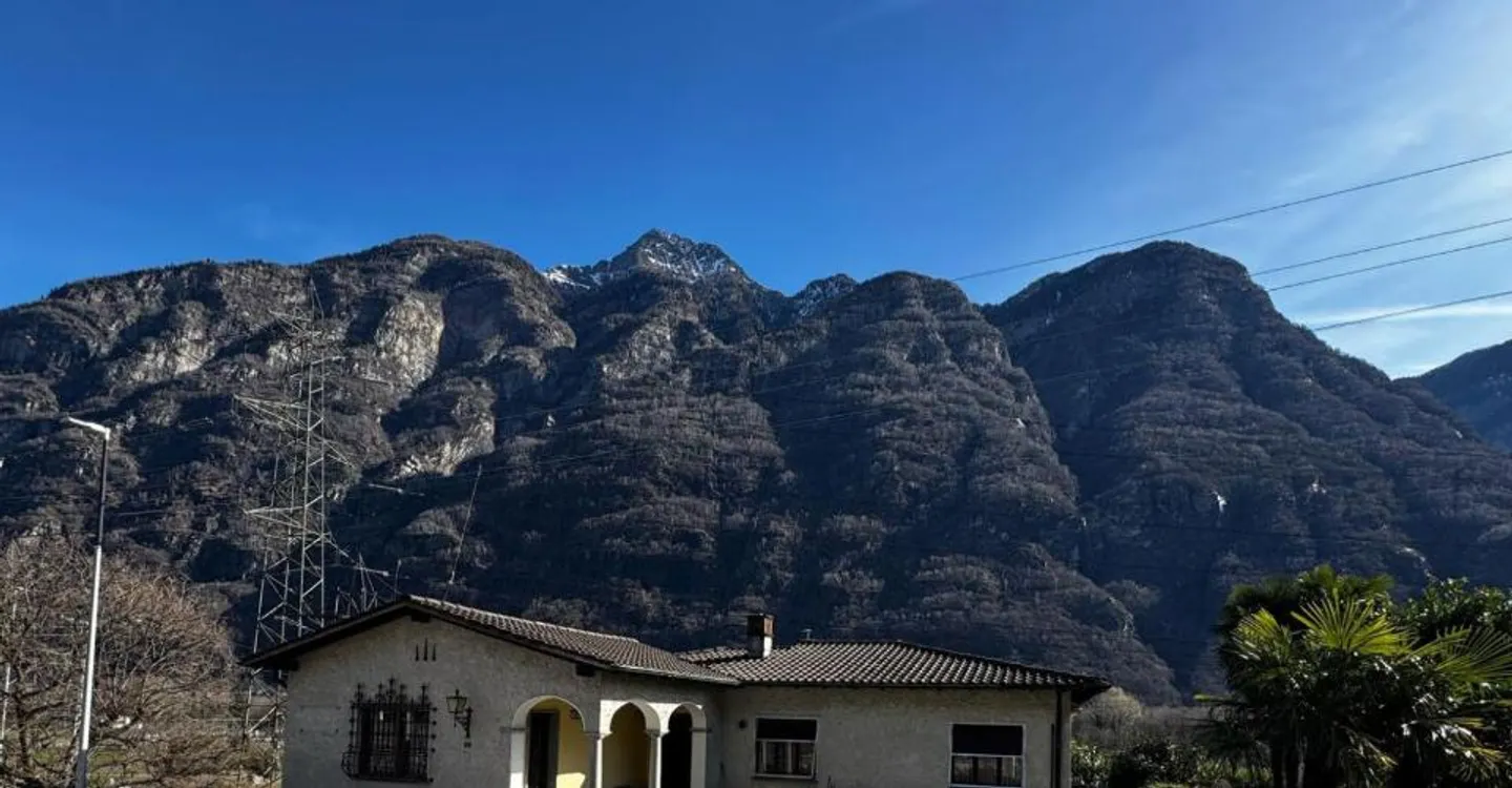 Maison à vendre à Iragna avec terrain constructible - Foto 1 von 8