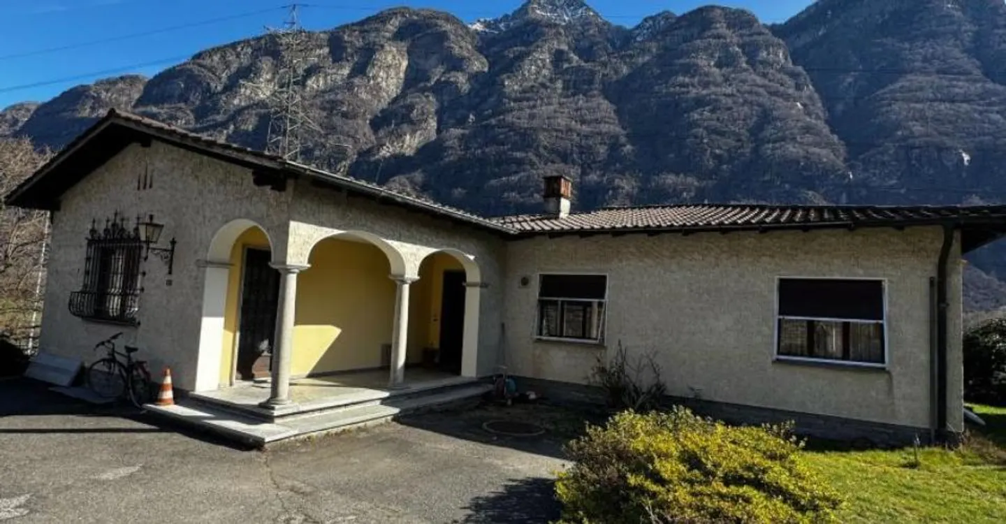 Maison à vendre à Iragna avec terrain constructible - Foto 2 von 8