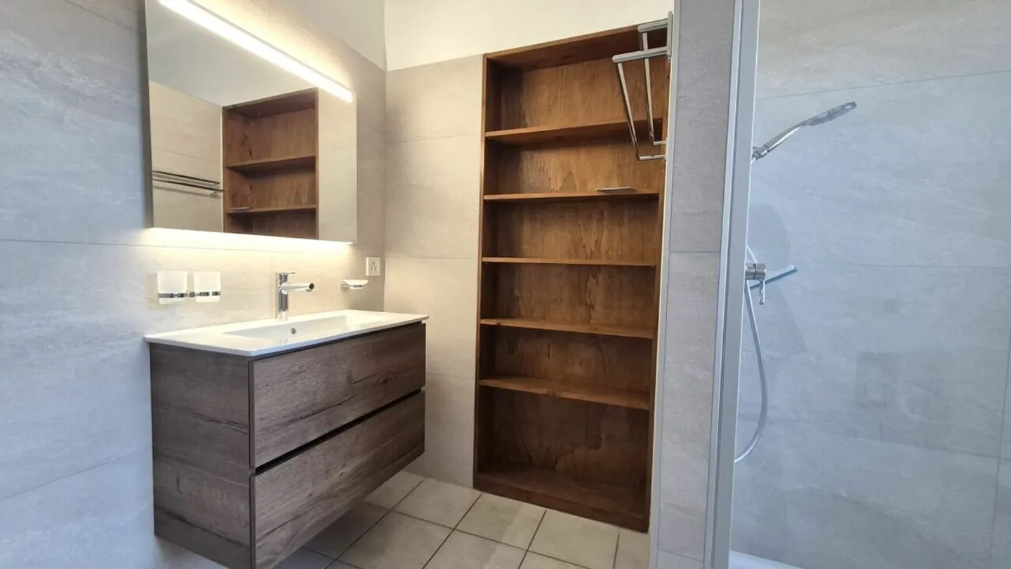 4,5-Zimmer-Wohnung in einem Herrenhaus in Locle - Parkplatz und Garage - Foto 3 von 17