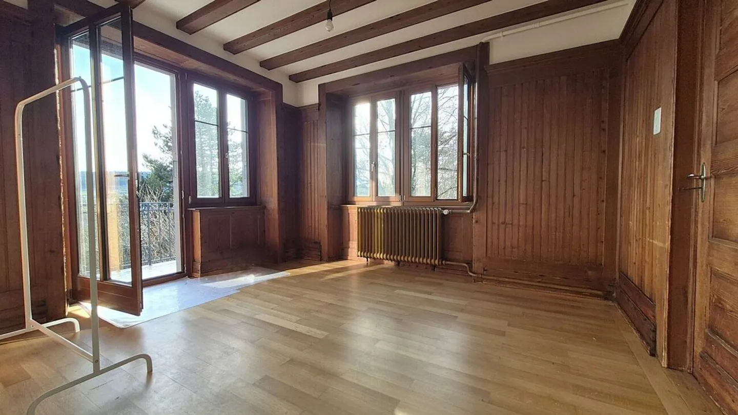 4,5-Zimmer-Wohnung in einem Herrenhaus in Locle - Parkplatz und Garage - Foto 7 von 17