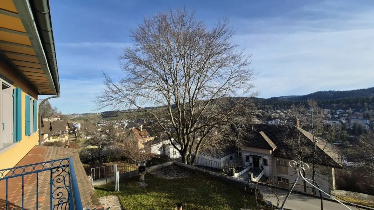 4,5-Zimmer-Wohnung in einem Herrenhaus in Locle - Parkplatz und Garage - Foto 9 von 17