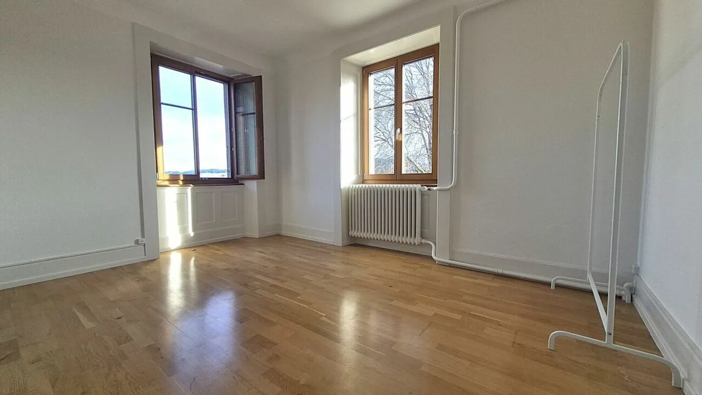 4,5-Zimmer-Wohnung in einem Herrenhaus in Locle - Parkplatz und Garage - Foto 10 von 17