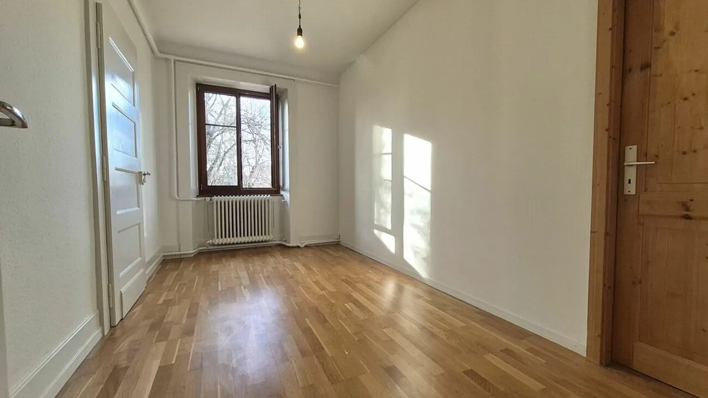 4,5-Zimmer-Wohnung in einem Herrenhaus in Locle - Parkplatz und Garage - Foto 11 von 17