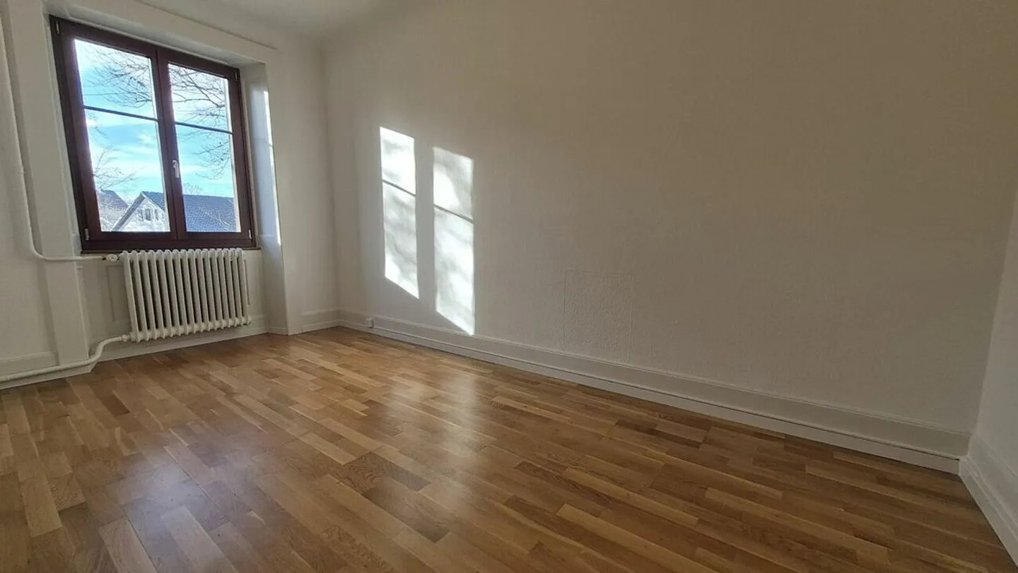 4,5-Zimmer-Wohnung in einem Herrenhaus in Locle - Parkplatz und Garage - Foto 12 von 17