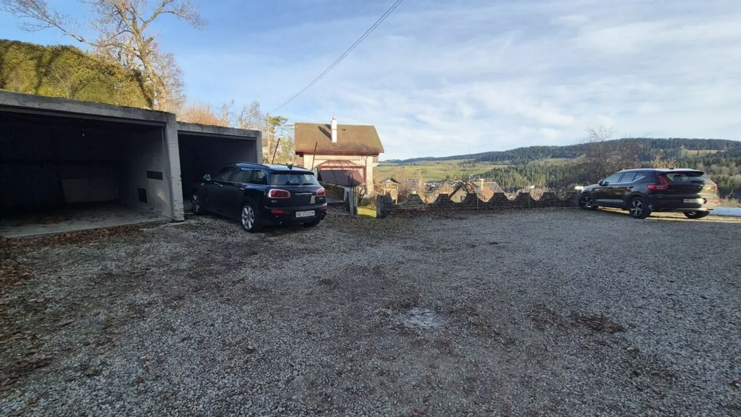 4,5-Zimmer-Wohnung in einem Herrenhaus in Locle - Parkplatz und Garage - Foto 13 von 17