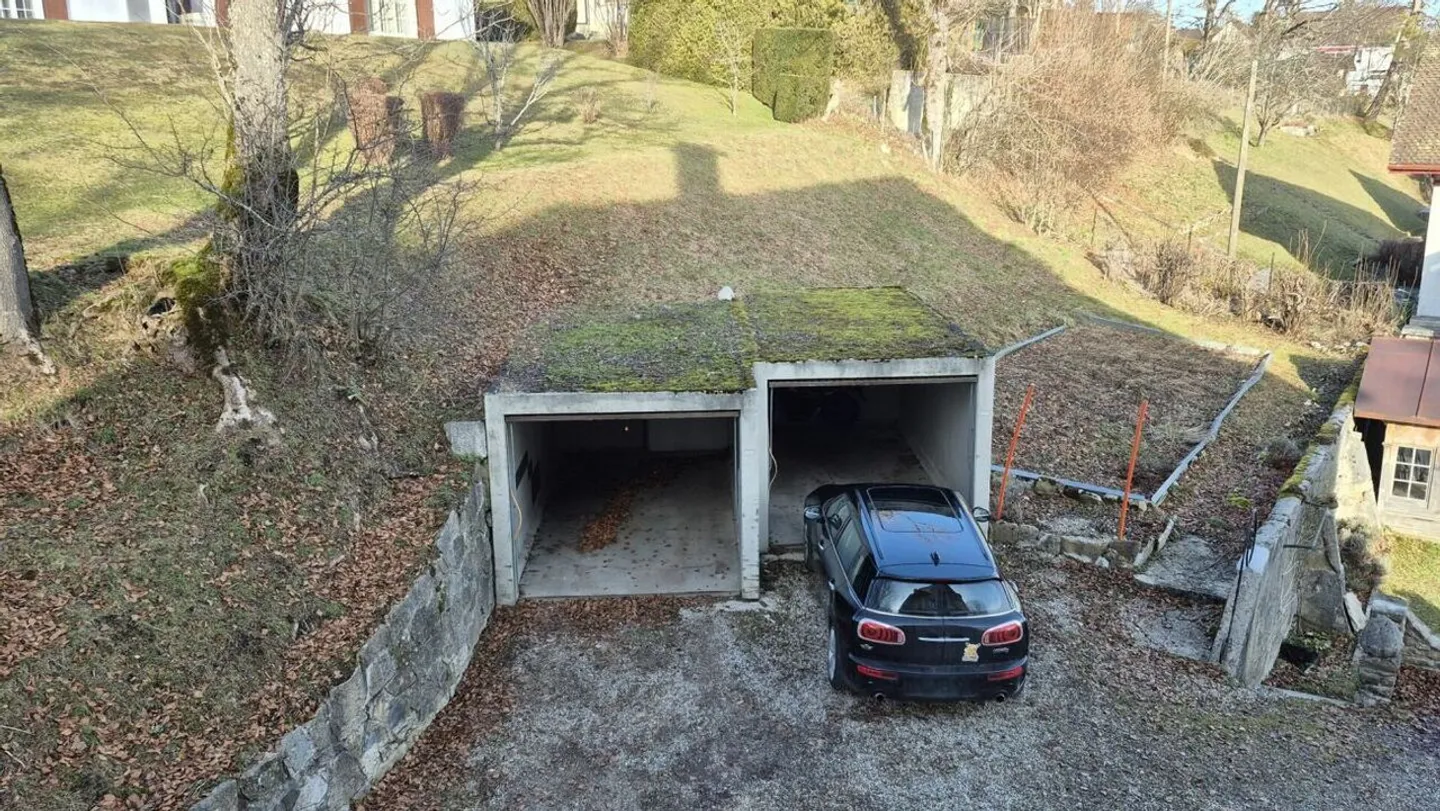 4,5-Zimmer-Wohnung in einem Herrenhaus in Locle - Parkplatz und Garage - Foto 14 von 17