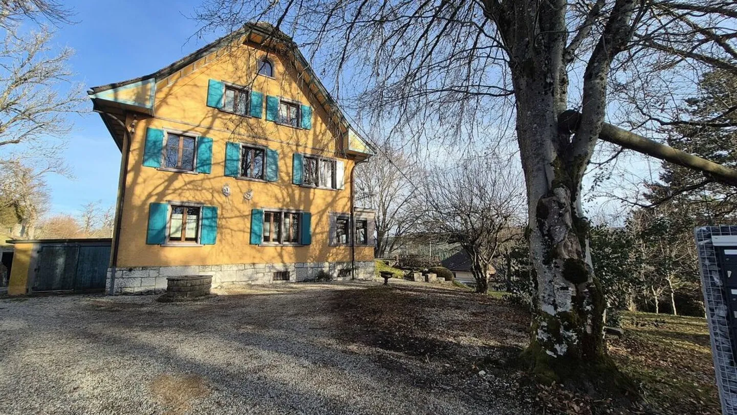 4,5-Zimmer-Wohnung in einem Herrenhaus in Locle - Parkplatz und Garage - Foto 16 von 17