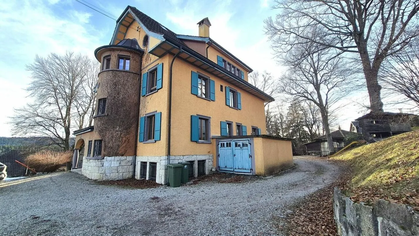 4,5-Zimmer-Wohnung in einem Herrenhaus in Locle - Parkplatz und Garage - Foto 15 von 17