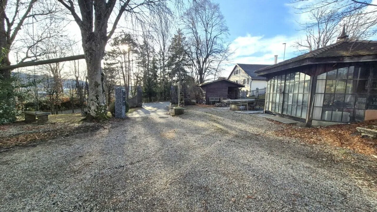 4,5-Zimmer-Wohnung in einem Herrenhaus in Locle - Parkplatz und Garage - Foto 17 von 17