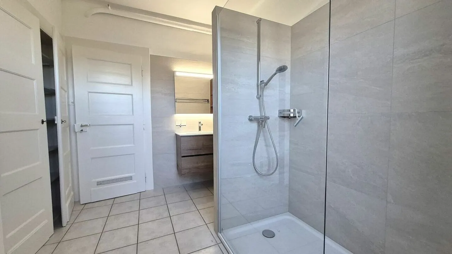 4,5-Zimmer-Wohnung in einem Herrenhaus in Locle - Parkplatz und Garage - Foto 4 von 17