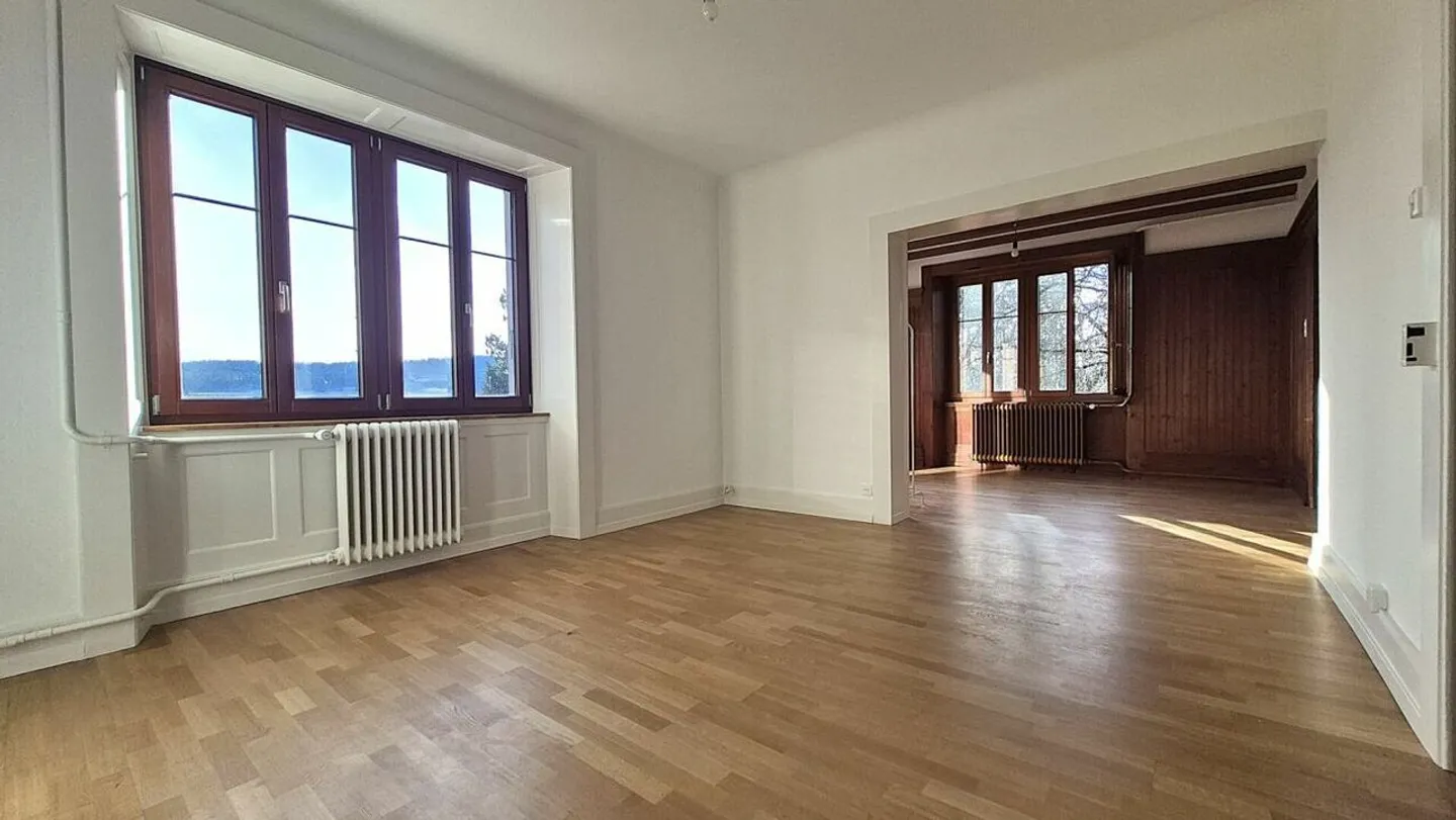 4,5-Zimmer-Wohnung in einem Herrenhaus in Locle - Parkplatz und Garage - Foto 5 von 17