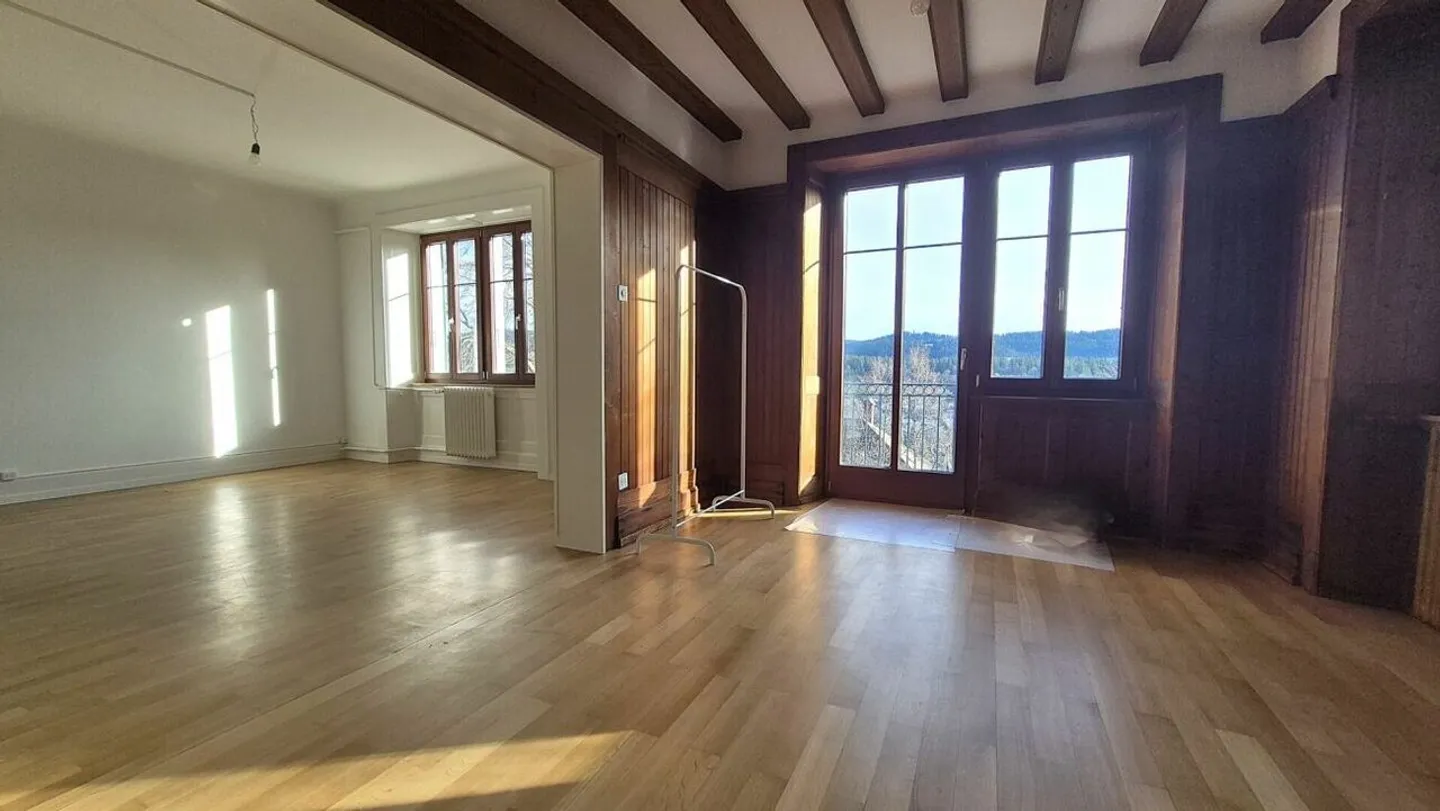 4,5-Zimmer-Wohnung in einem Herrenhaus in Locle - Parkplatz und Garage - Foto 6 von 17