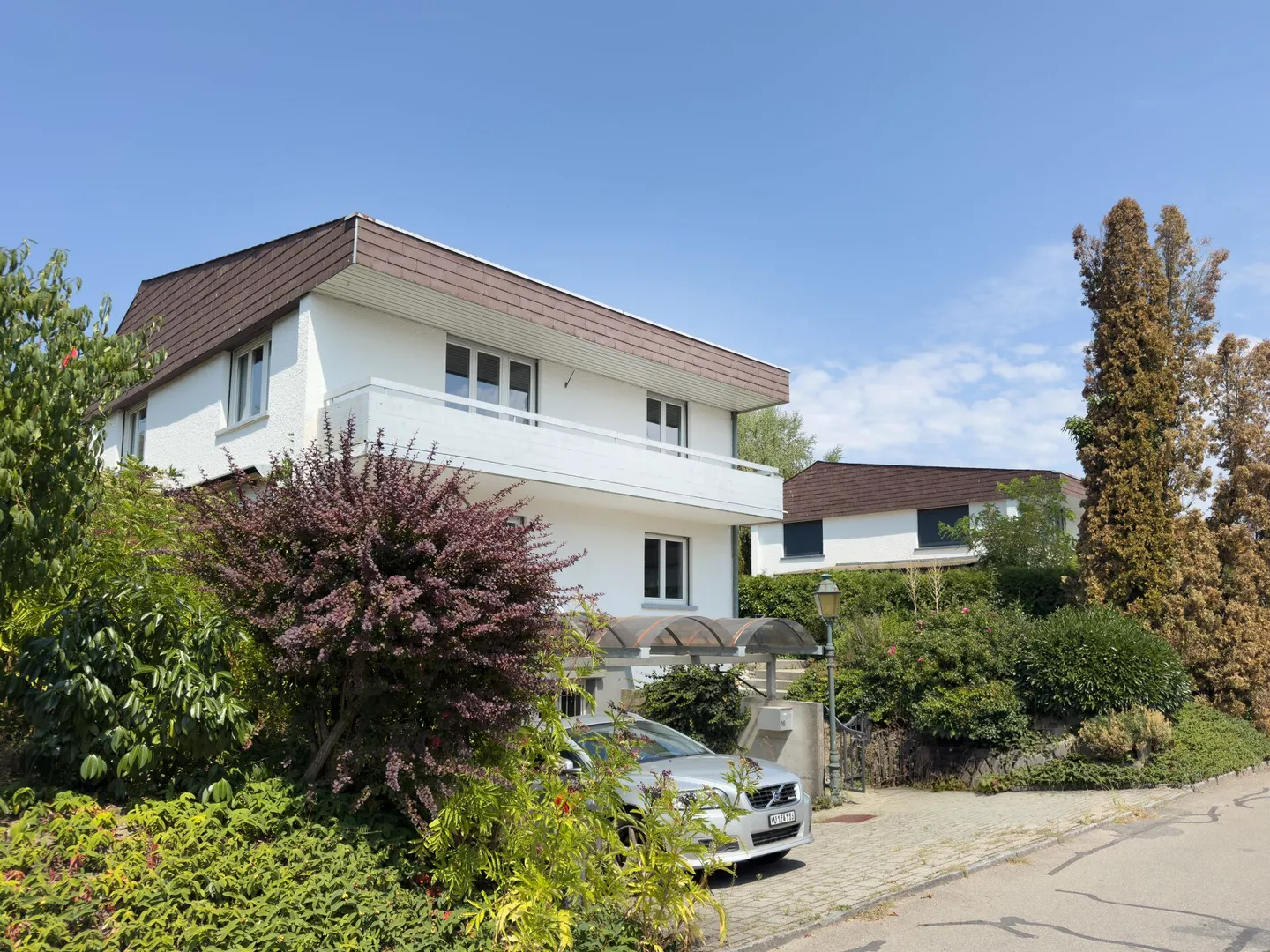 Detached 6-room single-family house with beautiful garden, balcony, garage, and parking space - Photo 1 of 17