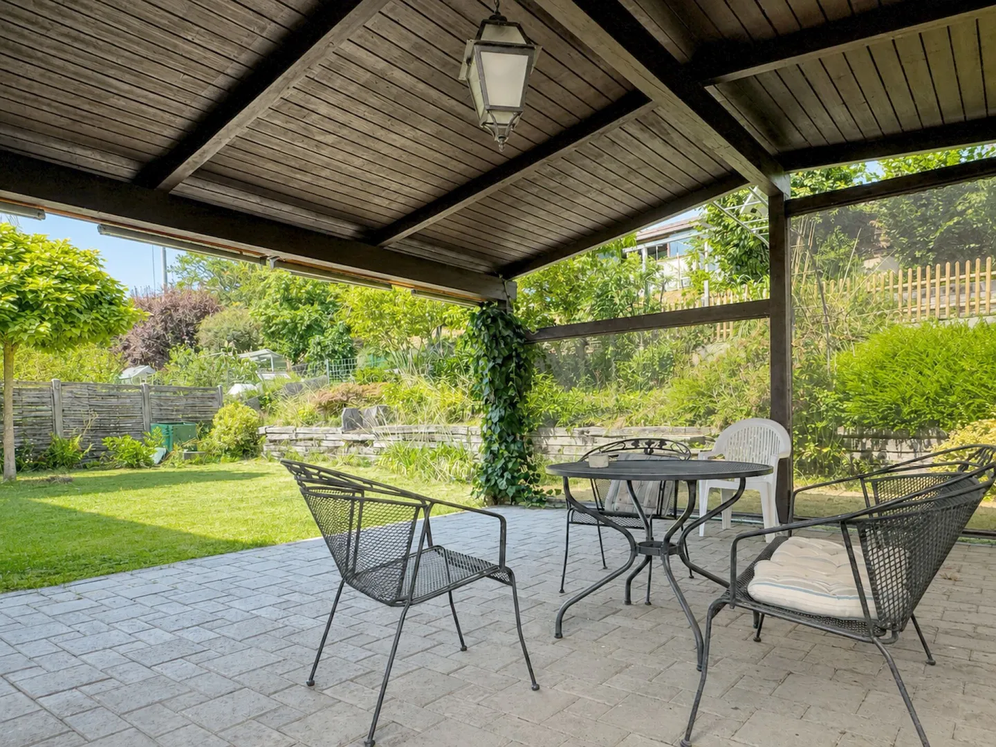 Detached 6-room single-family house with beautiful garden, balcony, garage, and parking space - Photo 3 of 17