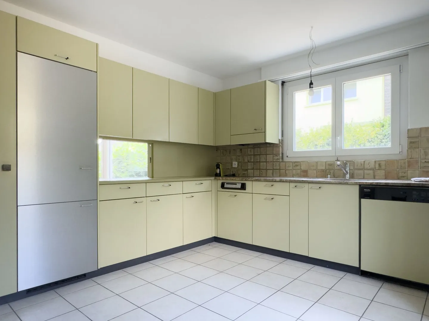 Detached 6-room single-family house with beautiful garden, balcony, garage, and parking space - Photo 4 of 17