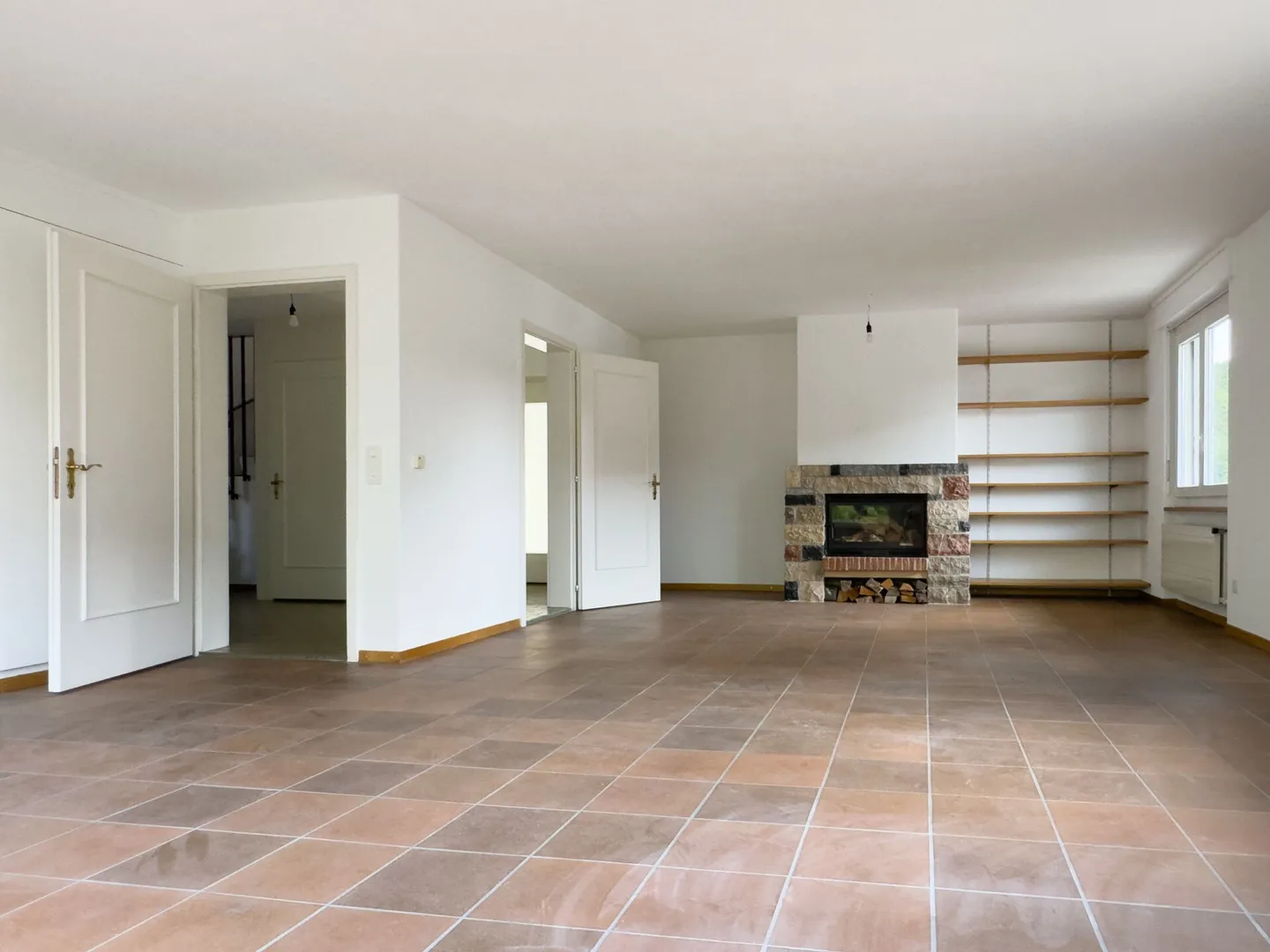 Detached 6-room single-family house with beautiful garden, balcony, garage, and parking space - Photo 5 of 17
