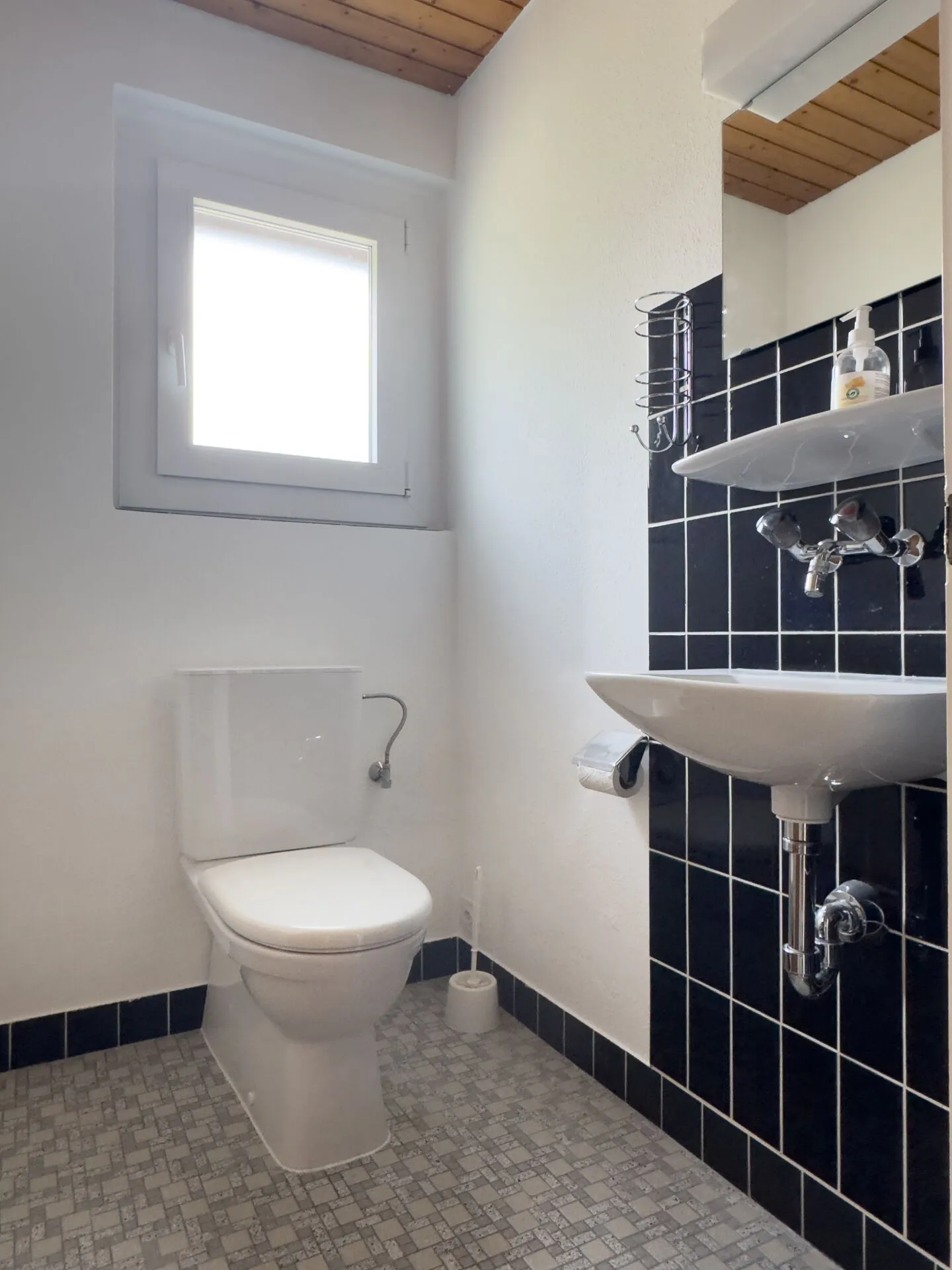 Detached 6-room single-family house with beautiful garden, balcony, garage, and parking space - Photo 7 of 17