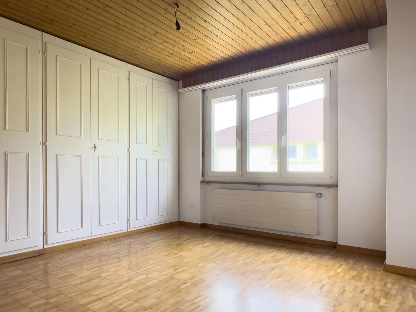 Detached 6-room single-family house with beautiful garden, balcony, garage, and parking space - Photo 8 of 17