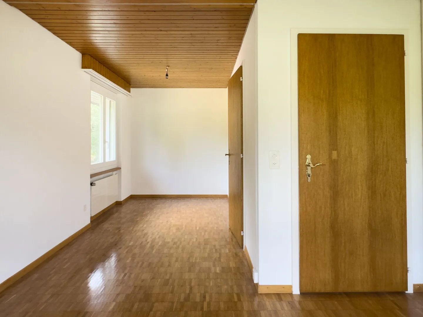 Detached 6-room single-family house with beautiful garden, balcony, garage, and parking space - Photo 6 of 17