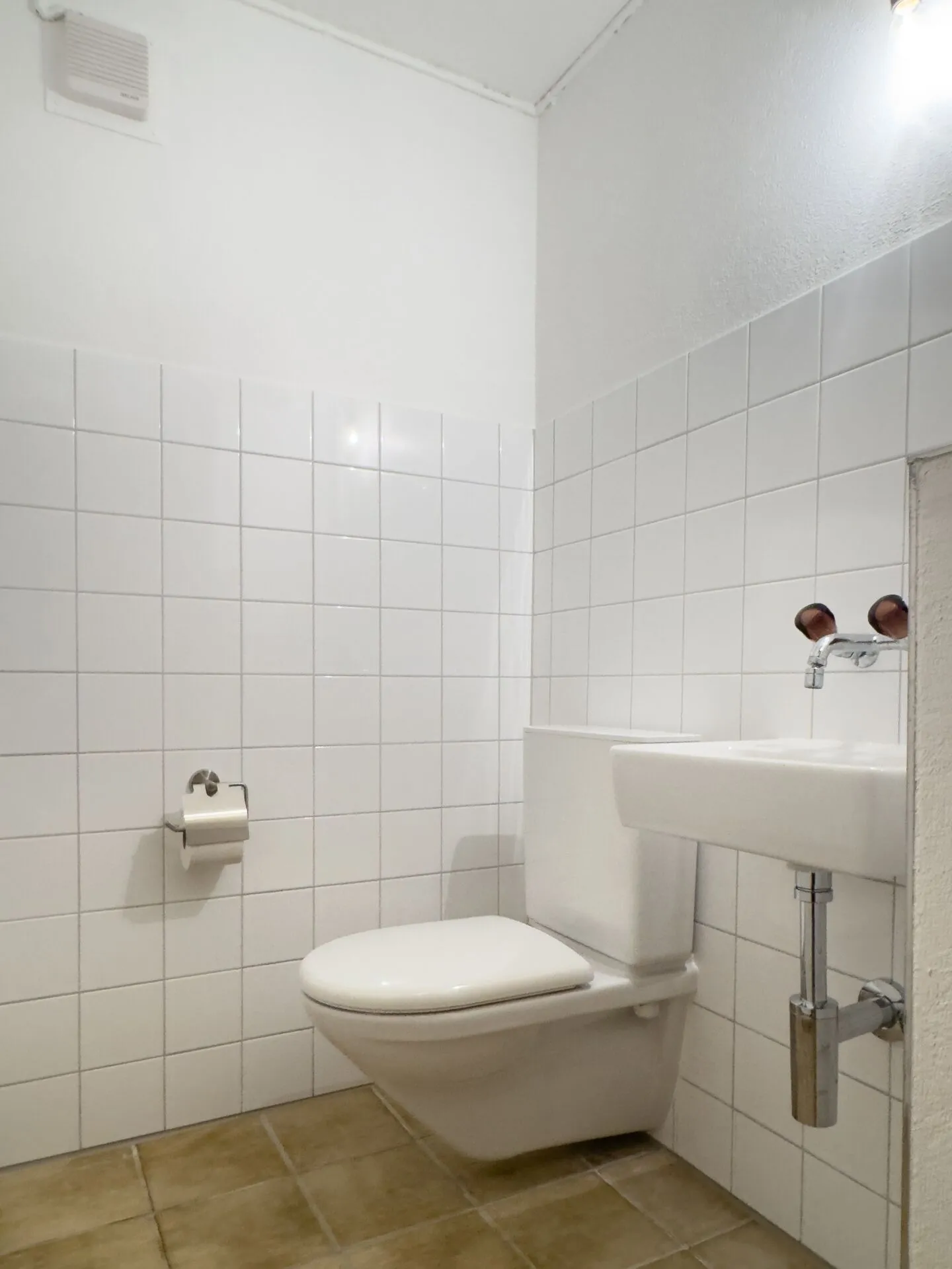 Detached 6-room single-family house with beautiful garden, balcony, garage, and parking space - Photo 11 of 17