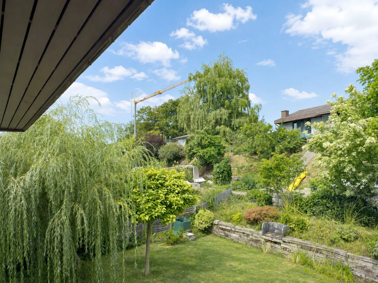 Detached 6-room single-family house with beautiful garden, balcony, garage, and parking space - Photo 14 of 17