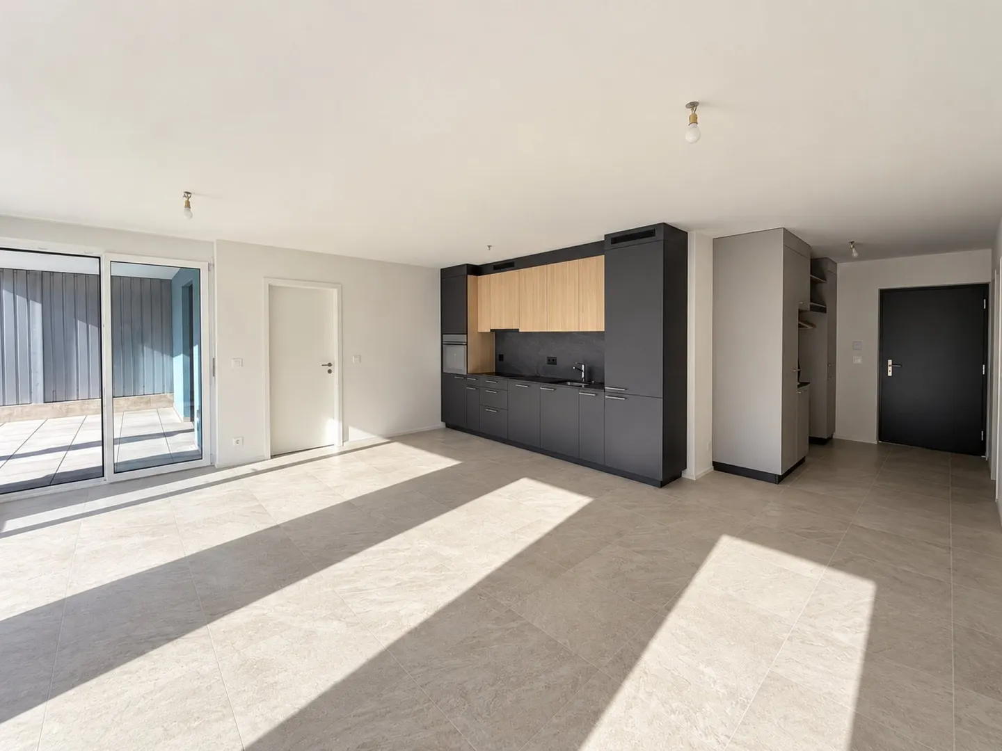 Modern Apartment with Garden - Photo 2 of 10