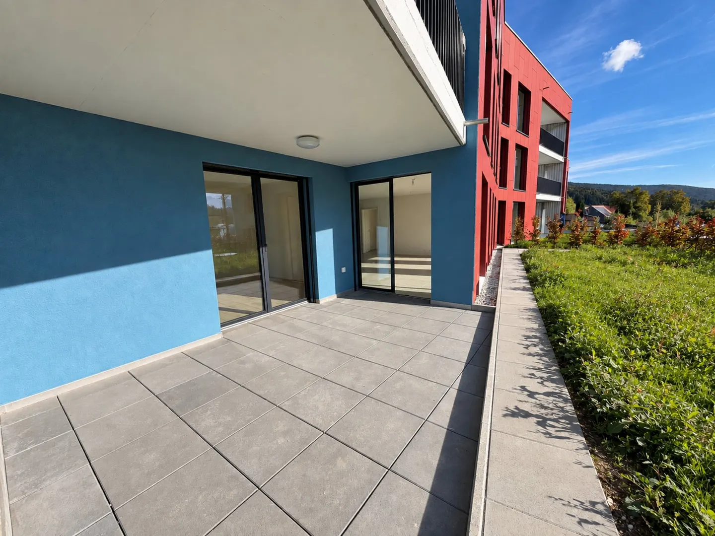 Modern Apartment with Garden - Photo 3 of 10