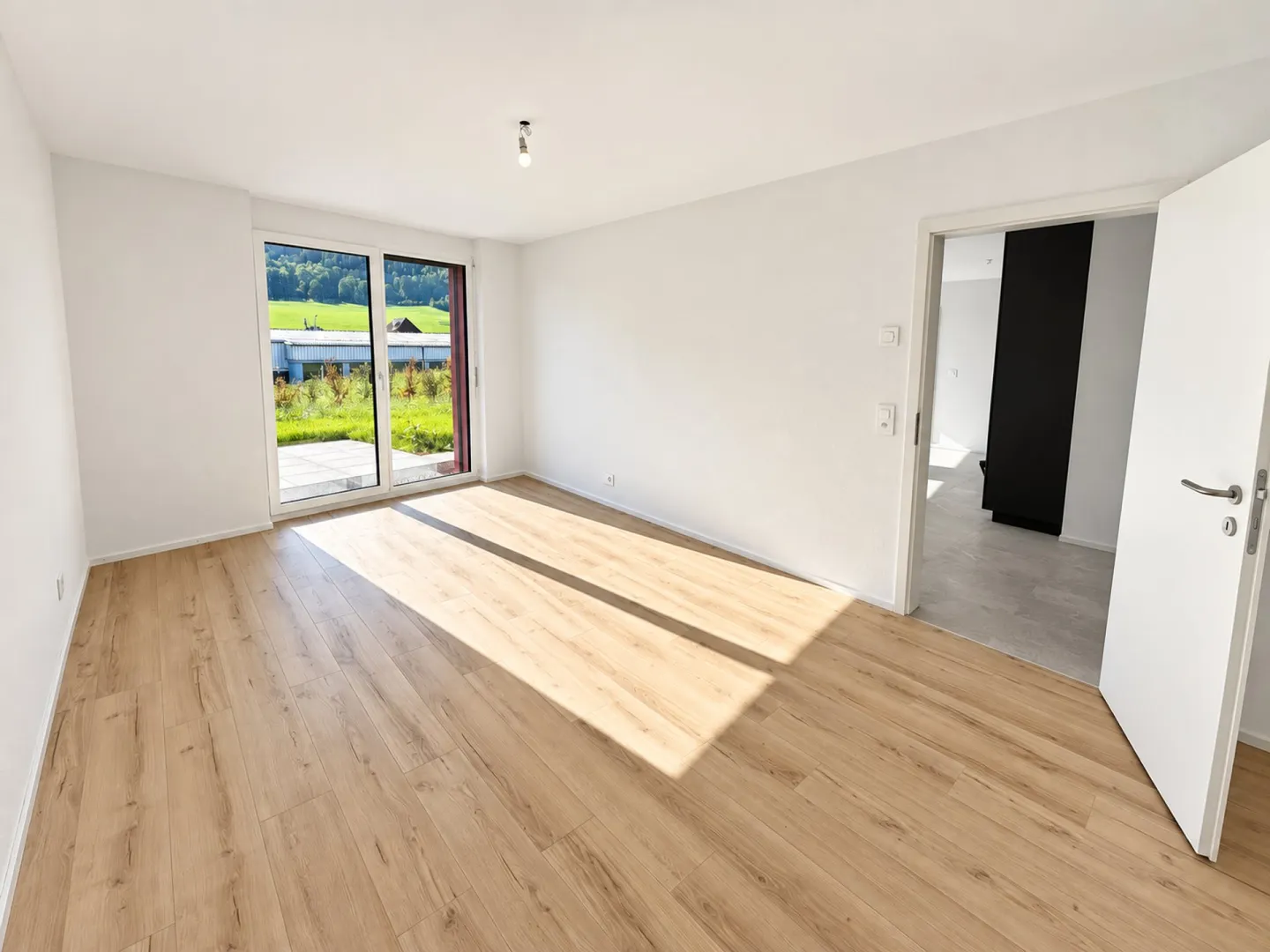 Modern Apartment with Garden - Photo 6 of 10