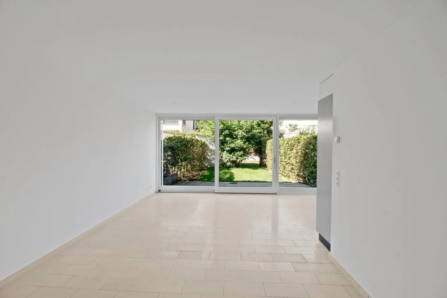 Beautiful apartment with garden seating area - Photo 3 of 6